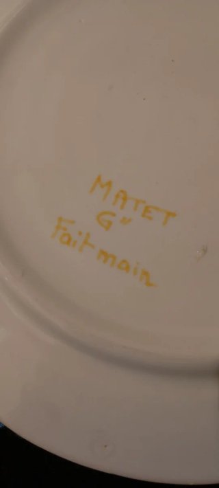 Taza y plato de cerámica decorados