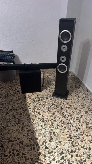 Altavoz de TV negro