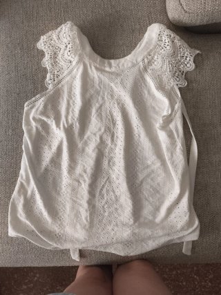 Camiseta blanca con encaje