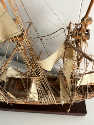 Maqueta de barco de madera