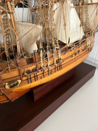 Maqueta de barco de madera