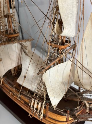 Maqueta de barco de madera