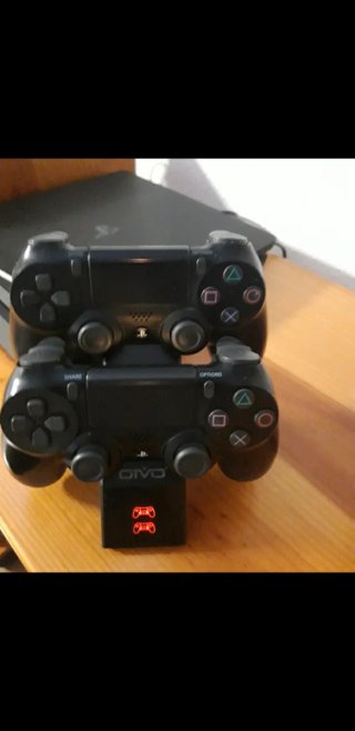 PS4 Slim 1TB + 2 Mandos + 3 Juegos + base de carga