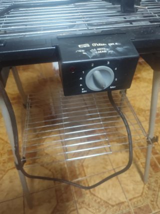Parrilla Eléctrica Negra y Plateada