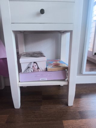 Mesita de noche blanca con cajón