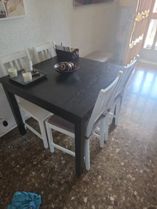 Mesa de comedor y 4 sillas