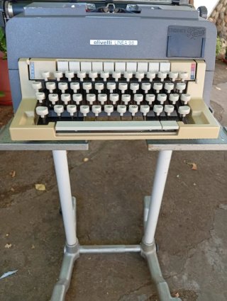 Máquina de escribir Olivetti Línea 98