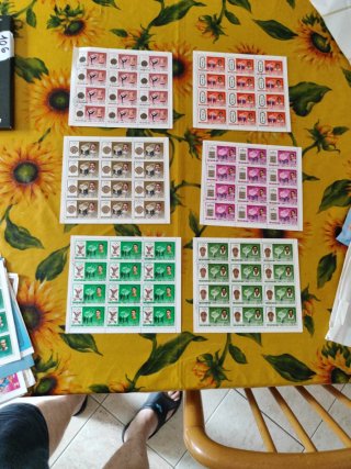 Scatolina con raccolta di francobolli