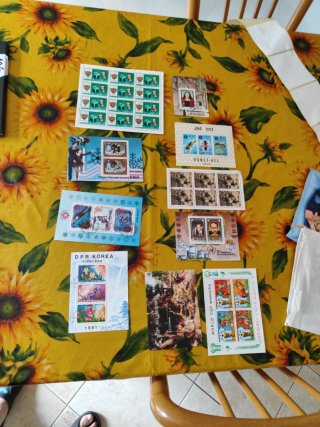Scatolina con raccolta di francobolli