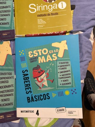Libros 4 primaria , forrados , buen estado .