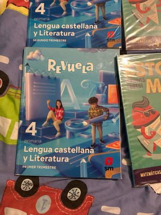 Libros 4 primaria , forrados , buen estado .