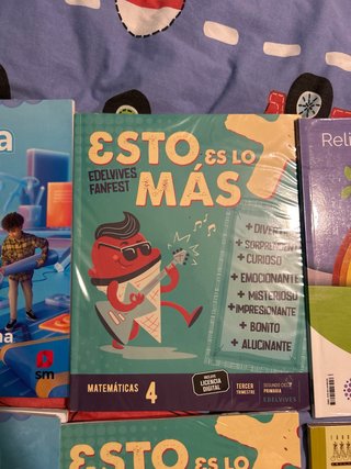 Libros 4 primaria , forrados , buen estado .