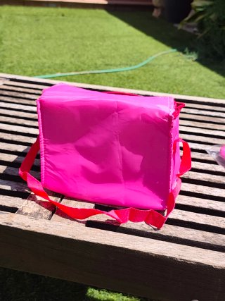 Bolsa térmica rosa con dibujo de pájaros