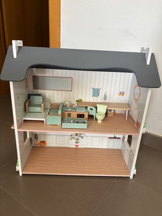 Casita de muñecas de madera