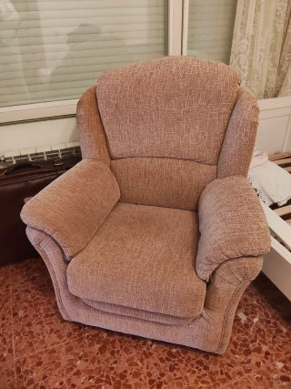 Sillón orejero tela beige y marrón