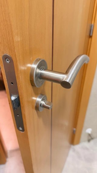 Puerta interior de madera con cerrojo y marco