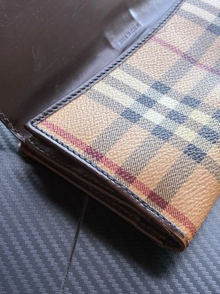 Cartera Burberry Marrón y Beige con Hebilla