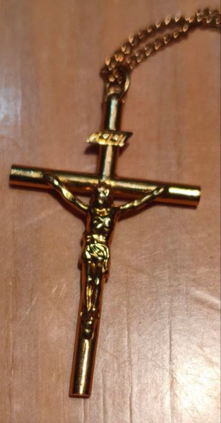 Cruz y cadena de oro