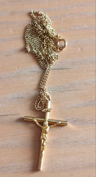 Cruz y cadena de oro