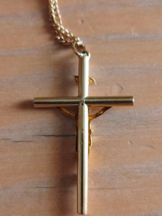 Cruz y cadena de oro