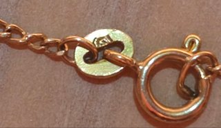 Cruz y cadena de oro