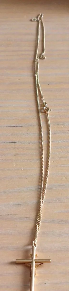 Cruz y cadena de oro