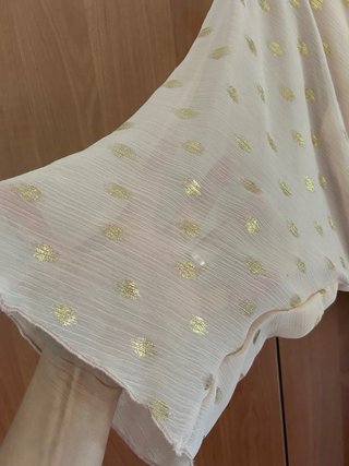 Vestido vaporoso dorado y rosa