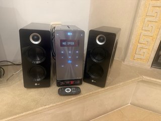 Equipo de Sonido LG Negro con Control Remoto