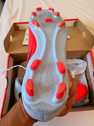 Botas de fútbol Nike Talla 43 + Espinilleras