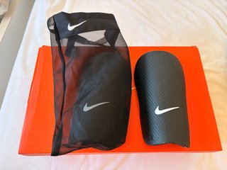 Botas de fútbol Nike Talla 43 + Espinilleras