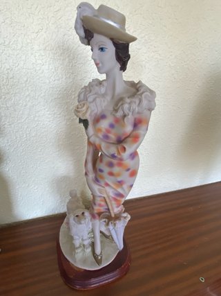 Figura de porcelana mujer con perro