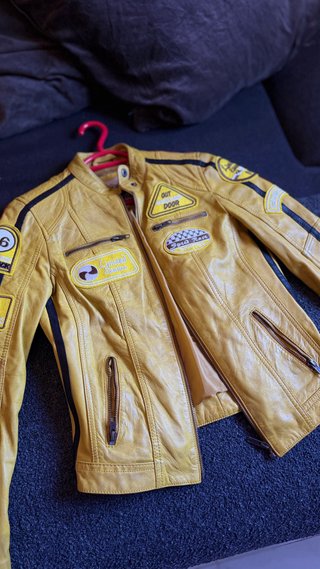 Chaqueta de cuero amarilla con parches