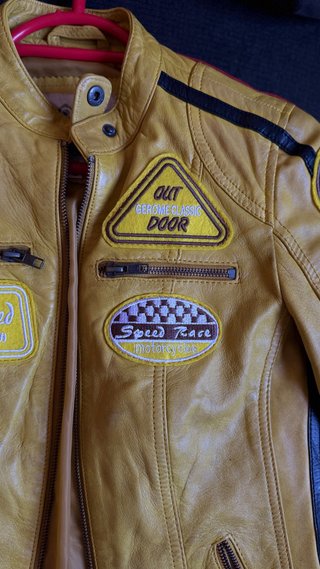 Chaqueta de cuero amarilla con parches