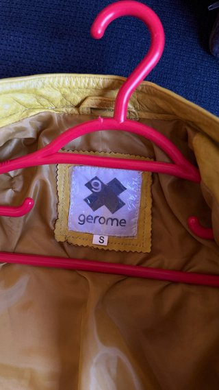 Chaqueta de cuero amarilla con parches