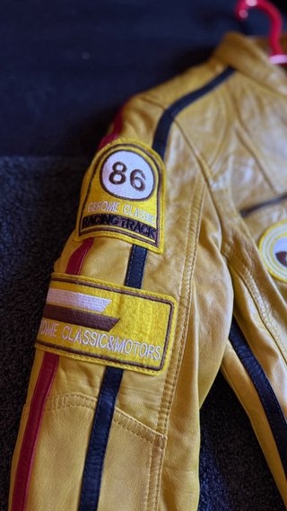 Chaqueta de cuero amarilla con parches