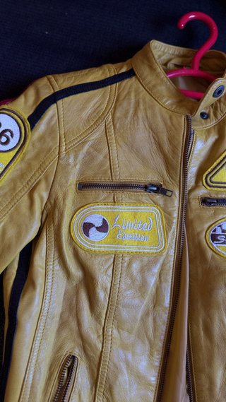 Chaqueta de cuero amarilla con parches