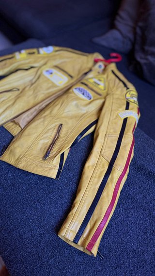 Chaqueta de cuero amarilla con parches