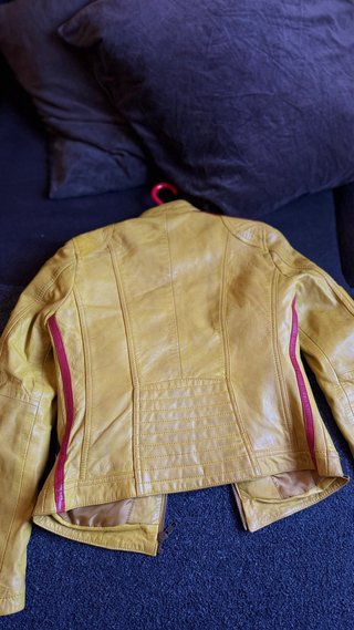 Chaqueta de cuero amarilla con parches