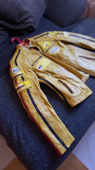 Chaqueta de cuero amarilla con parches