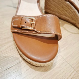 Sandalias cuña de piel