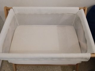 Minicuna de madera y tela blanca