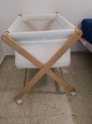 Minicuna de madera y tela blanca