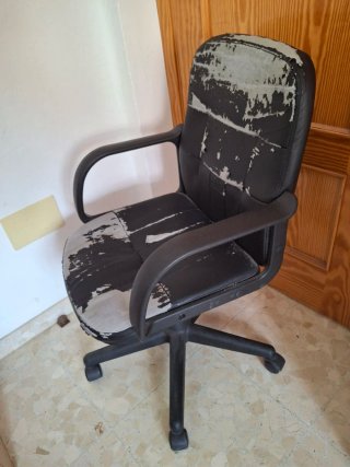 Silla de oficina negra con ruedas