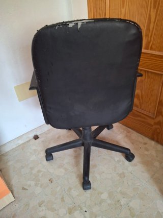 Silla de oficina negra con ruedas