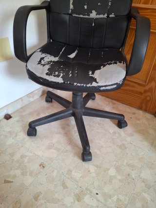 Silla de oficina negra con ruedas