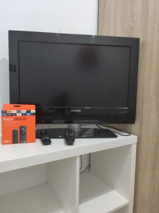 Televisión Philips Negra con adaptador para canale