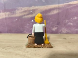 Playmobil mujer con escoba y cubo
