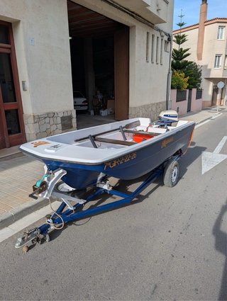 Barco a motor con remolque incluido