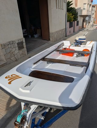Barco a motor con remolque incluido