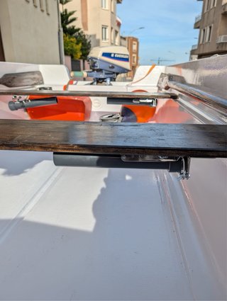Barco a motor con remolque incluido